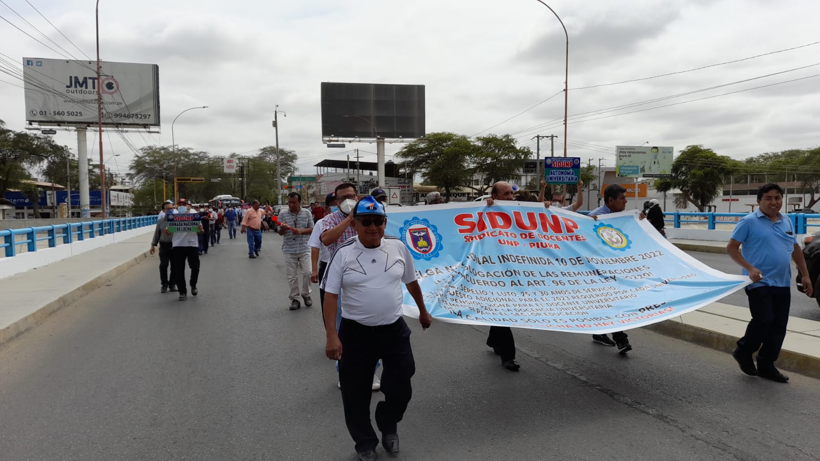 Piura: rector de la UNP y docentes salen a las calles a protestar