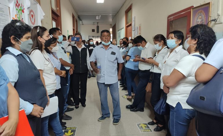 Trabajadores administrativos de salud toman los pasillos de la Diresa Piura