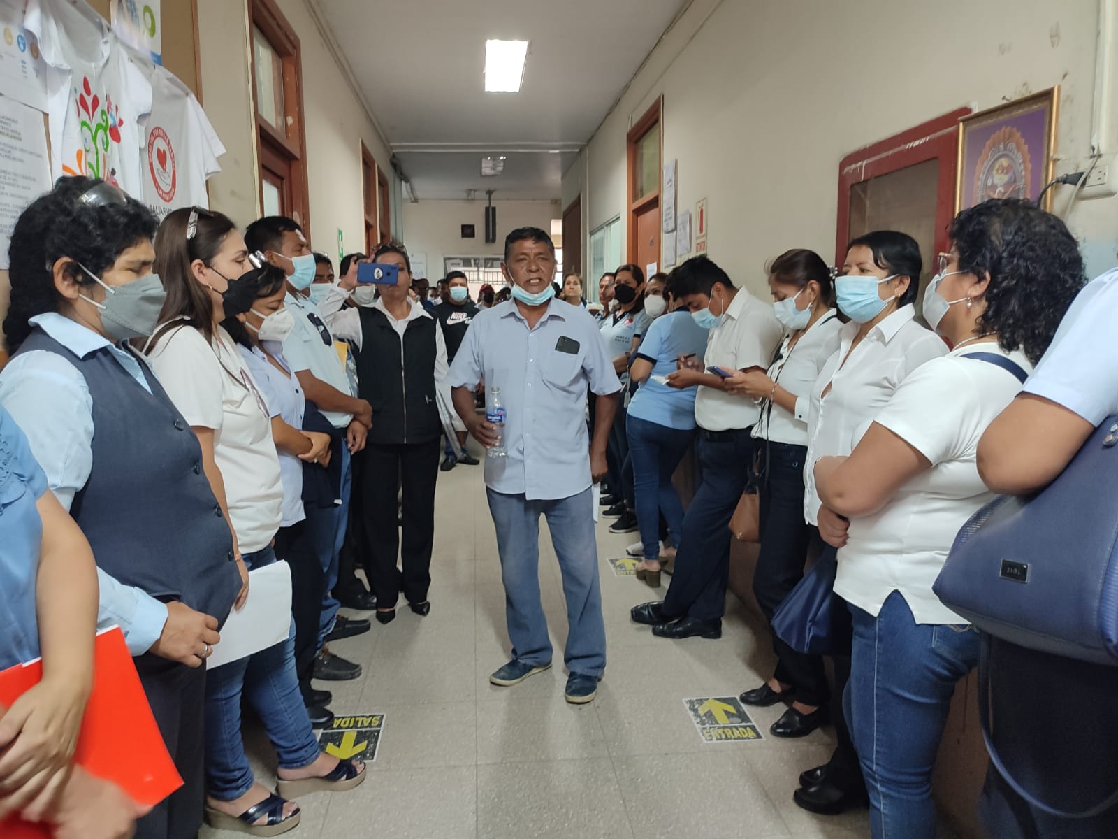 Trabajadores administrativos de salud toman los pasillos de la Diresa Piura