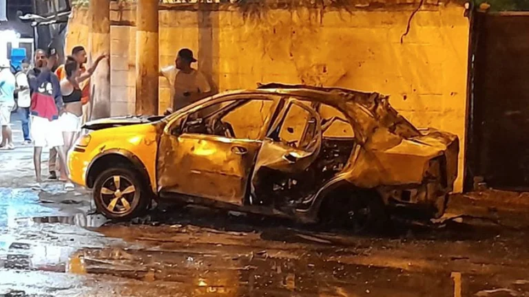 Estallan carros bomba y asesinan a dos policías en Ecuador