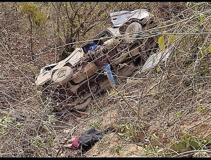 Mujer pierde la vida tras caída de combi a un abismo en Huarmaca