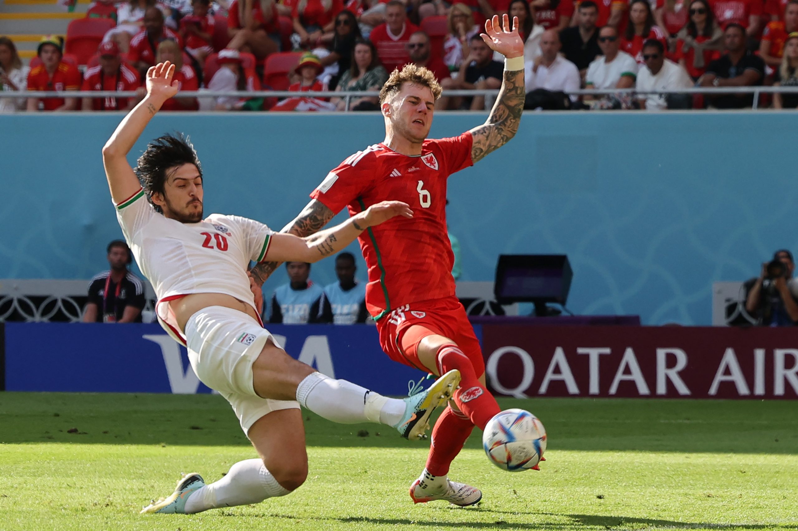 Irán pegó en el final y venció 2-0 a Gales