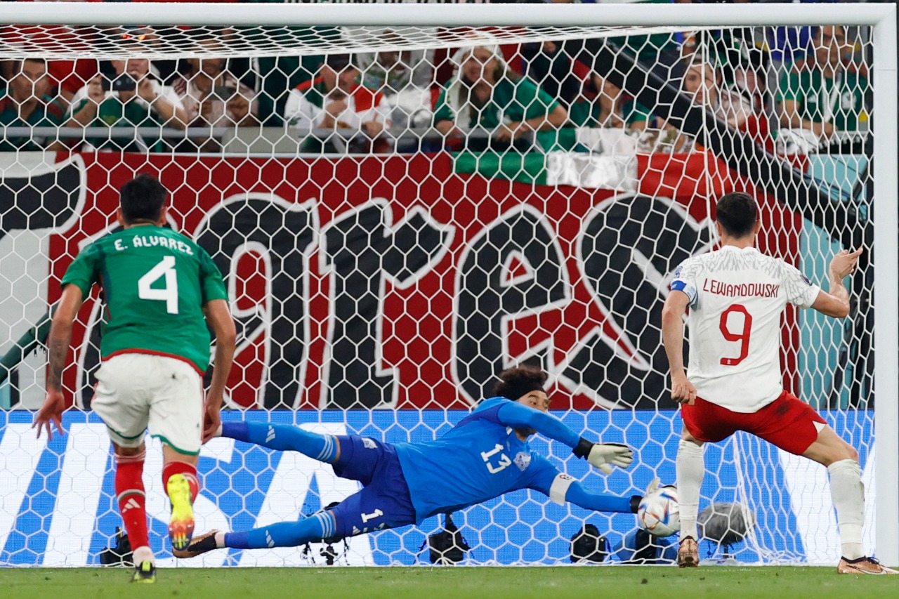 “Memo Ochoa” atajó penal a Lewandowski y salva a México de una derrota