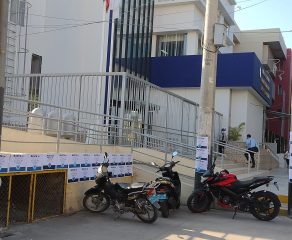 Piura: empapelan alrededores de la Corte para presionar a juez y evitar la prisión preventiva contra rector y exrector de UNP