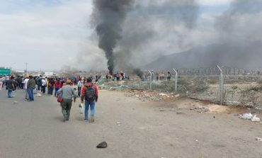 Manifestantes atacan aeropuerto de Arequipa y queman vehículos en planta de Gloria