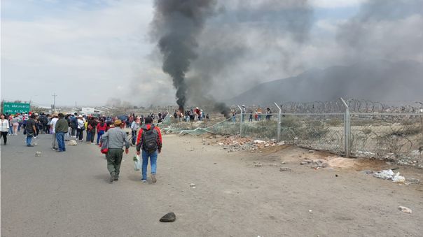 Manifestantes atacan aeropuerto de Arequipa y queman vehículos en planta de Gloria