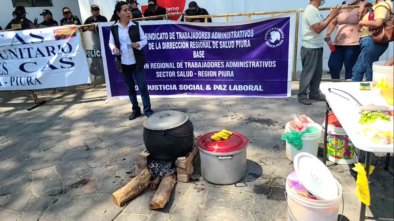 Piura: trabajadores del sector Salud protestan con olla de común