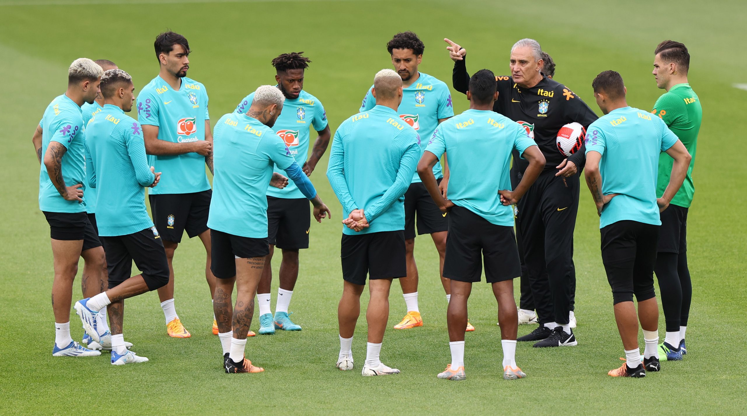 Brasil cuida a sus estrellas y lanza a su equipo B ante Camerún
