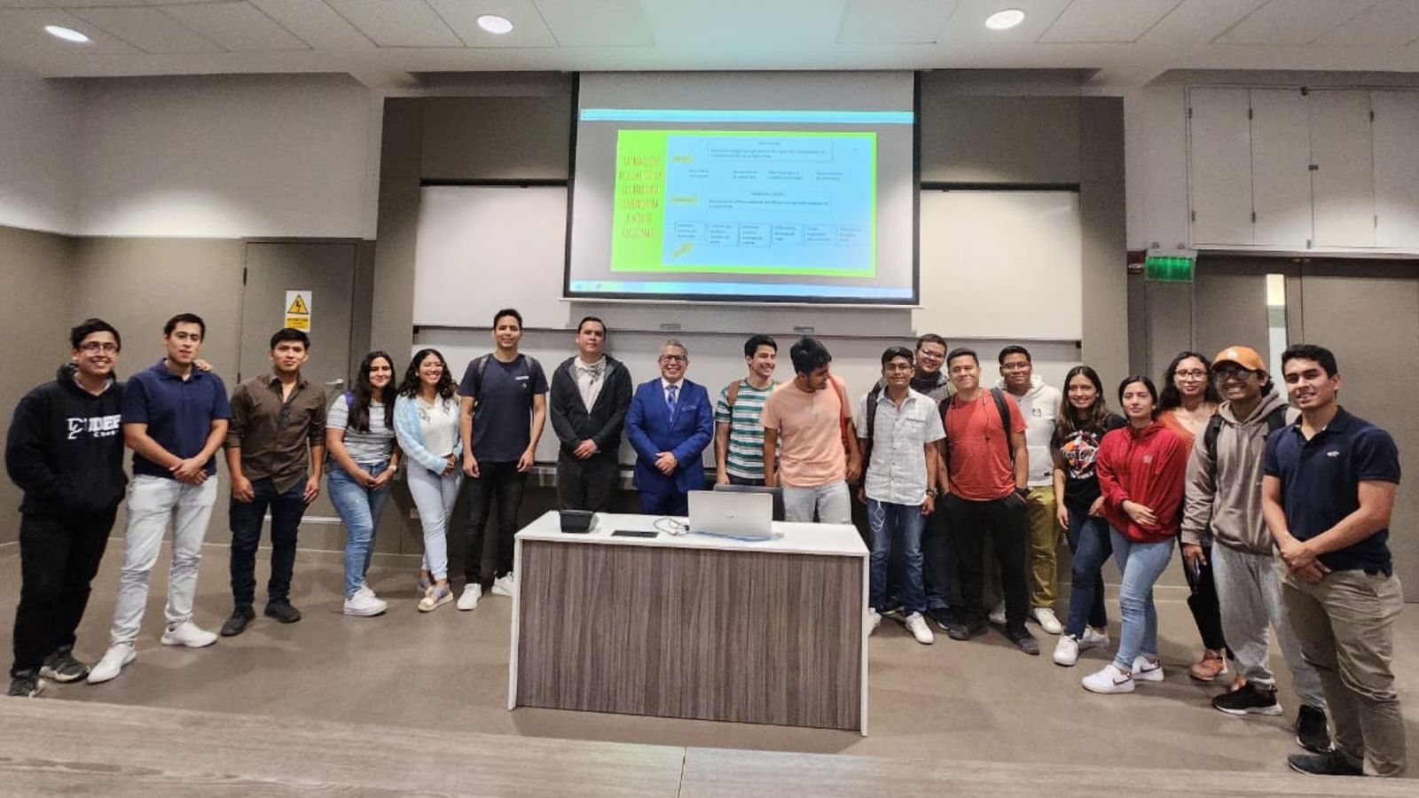 Estudiantes evalúan los planes de candidatos al gobierno regional de Piura