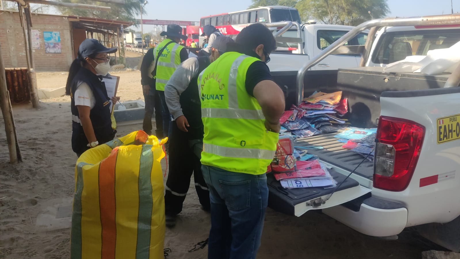 Piura: incautan más de 500 prendas de vestir y más de 16 mil cigarrillos de dudosa procedencia