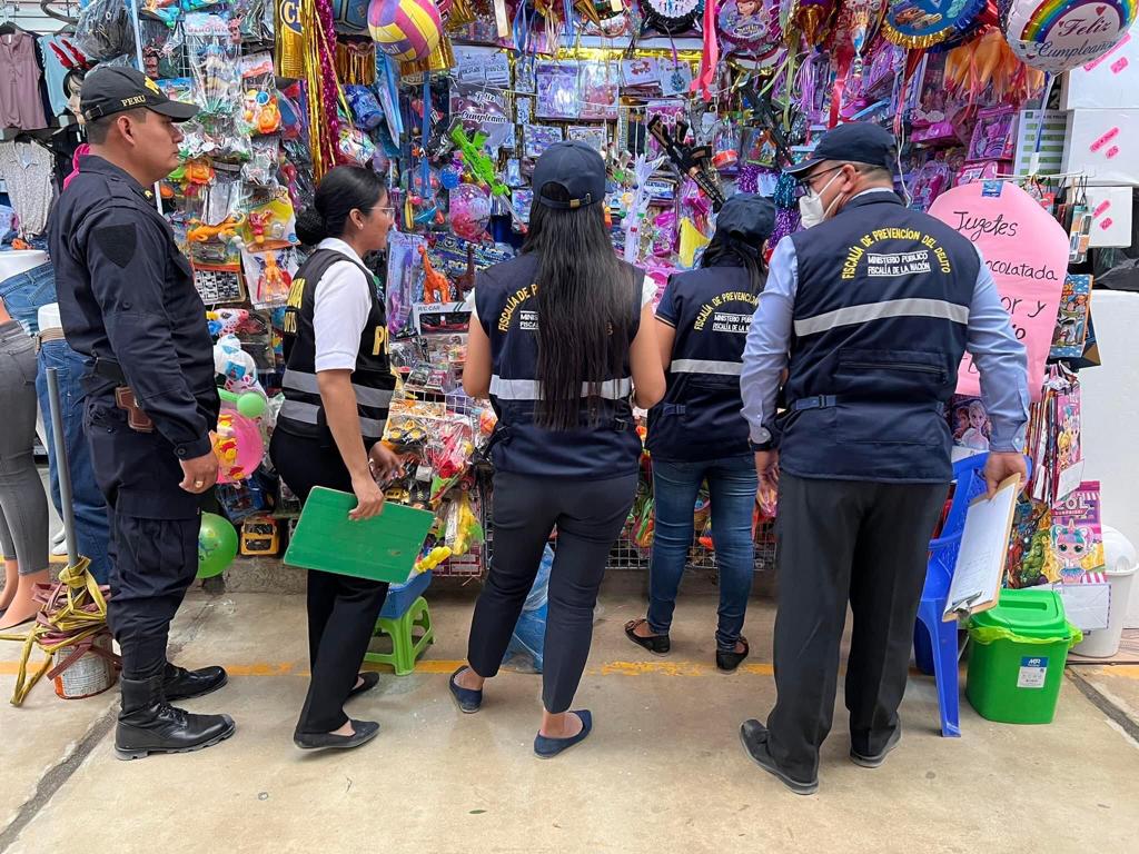 Piura: sensibilizan a comerciantes de mercados sobre venta de panetones, juguetes y pirotécnicos