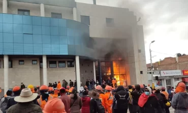 Perú: manifestantes queman Municipalidad de Espinar en medio de protestas en Cuzco