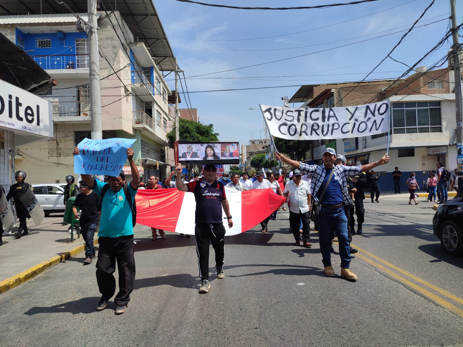 Piura: casi mil maestros del Sirtep marchan para exigir la liberación de Pedro Castillo