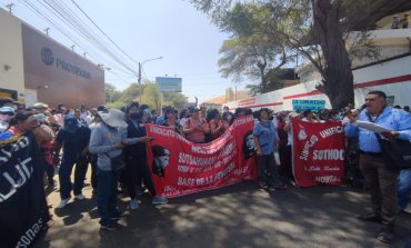 Piura: decenas de trabajadores del sector Salud protestaron en los exteriores del GORE