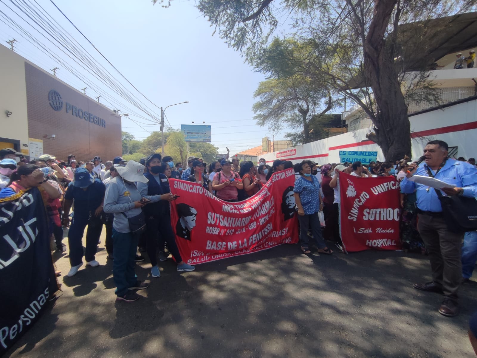 Piura: decenas de trabajadores del sector Salud protestaron en los exteriores del GORE