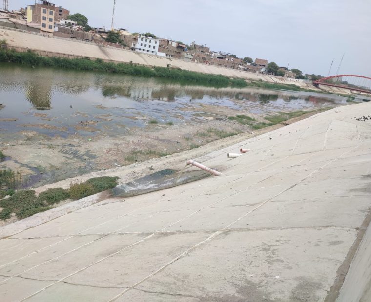 Vecinos de la Urb. Miraflores denuncian que vertedor de aguas servidas contamina el río Piura
