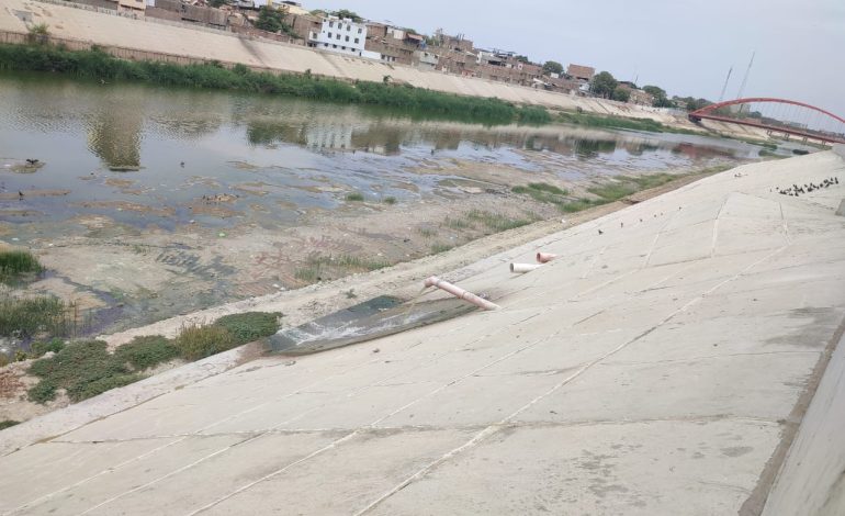 Vecinos de la Urb. Miraflores denuncian que vertedor de aguas servidas contamina el río Piura