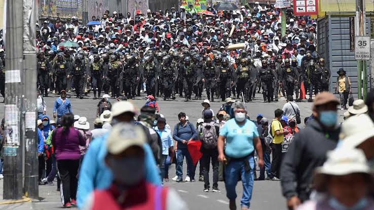 Protestas dejan 20 muertos durante Estado de Emergencia, mientras rige toque de queda en 15 provincias