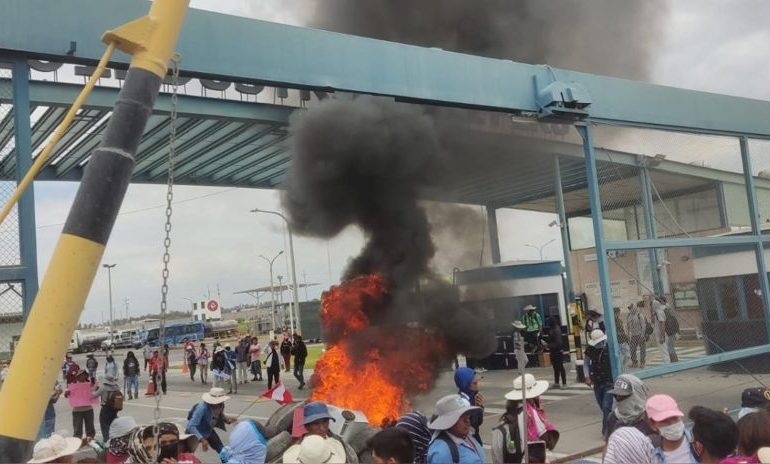 Arequipa: un muerto en enfrentamientos con la Policía durante intento de toma de comisaría