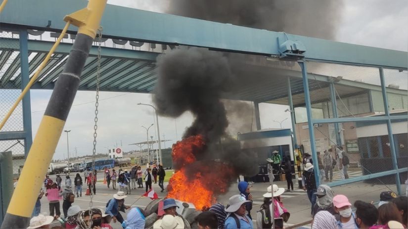 Arequipa: un muerto en enfrentamientos con la Policía durante intento de toma de comisaría