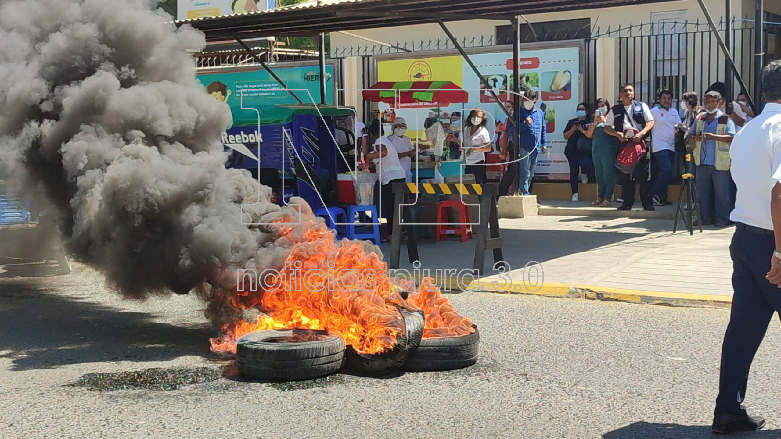 Piura: Trabajadores protestan en los exteriores de Dirección Regional de Salud