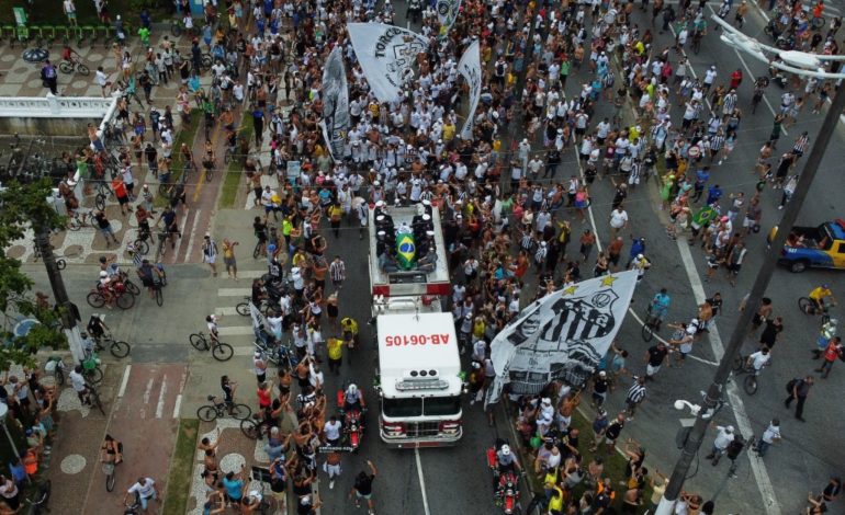 Miles de seguidores acompañan a Pelé hacia su descanso eterno en Santos