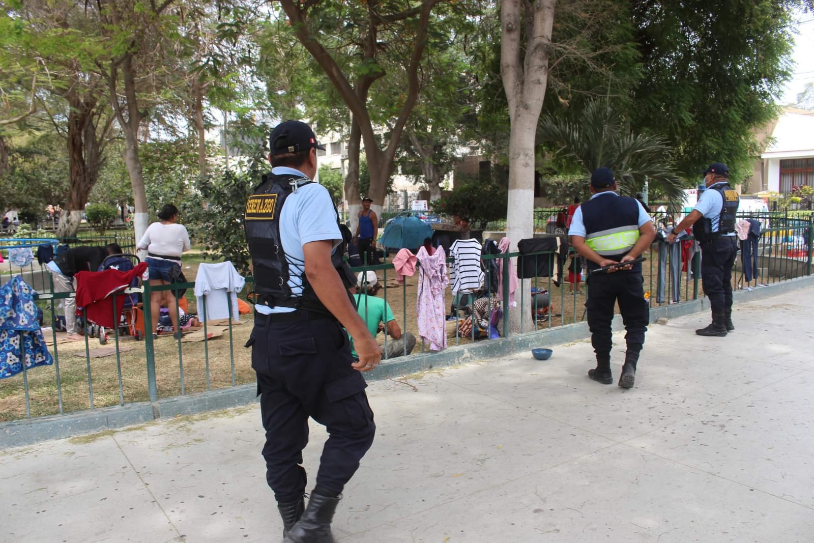 Piura: Serenazgo retira a extranjeros que invadieron parque infantil