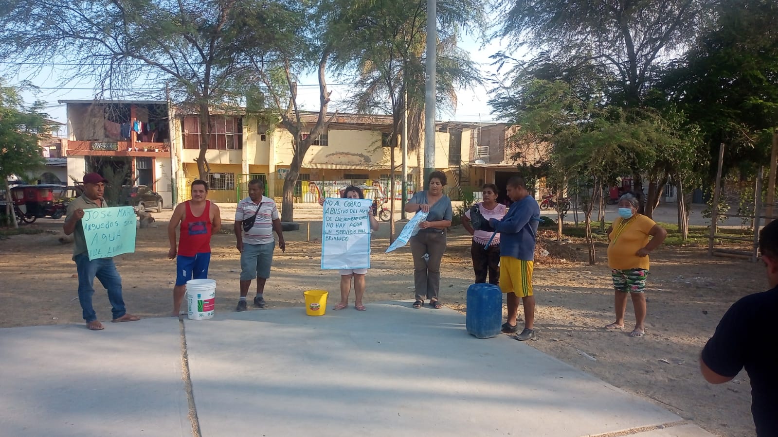 Piura: moradores del A.H María Arguedas protestan por la falta de agua desde hace dos meses