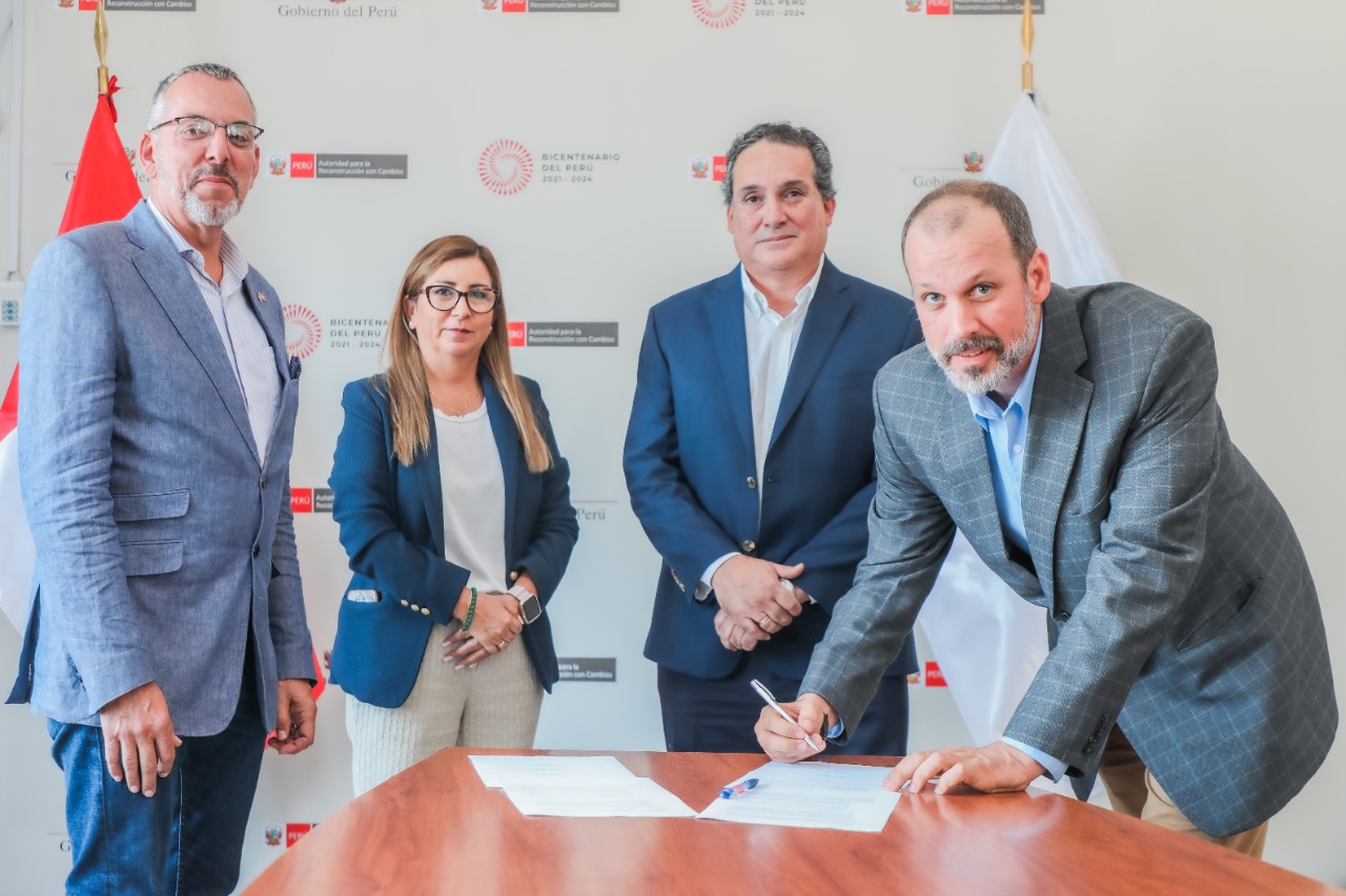 Autoridad para la Reconstrucción con Cambios firma contrato que beneficia a más de 1000 estudiantes en Piura