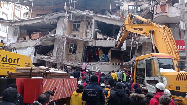 Al menos 912 muertos en Turquía y 783 en Siria por terremoto de magnitud 7.8