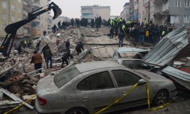 Ascienden a cerca de 2 300 los muertos por el terremoto cerca de la frontera entre Turquía y Siria