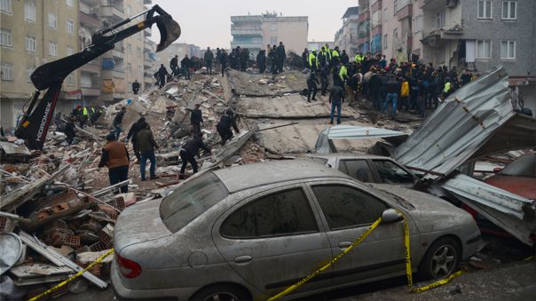 Ascienden a cerca de 2 300 los muertos por el terremoto cerca de la frontera entre Turquía y Siria