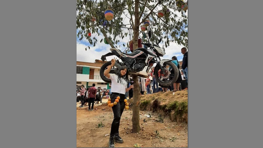 Huánuco: colocan motocicleta como premio en yunza carnavalera