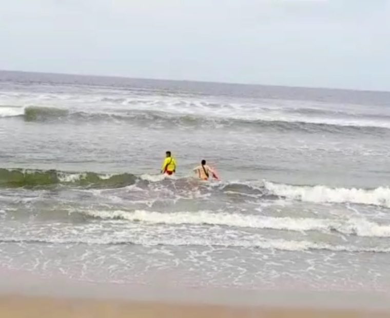 Piura: piden ayuda para rescatar cuerpo de escolar que se ahogó en la playa San Pedro