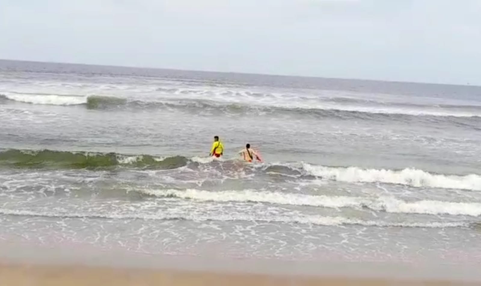 Piura: piden ayuda para rescatar cuerpo de escolar que se ahogó en la playa San Pedro