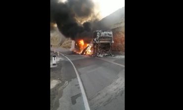 Bus interprovincial se incendia en carretera Talara-El alto