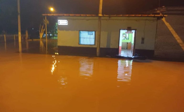 Río Piura se desborda en distrito de Tambogrande