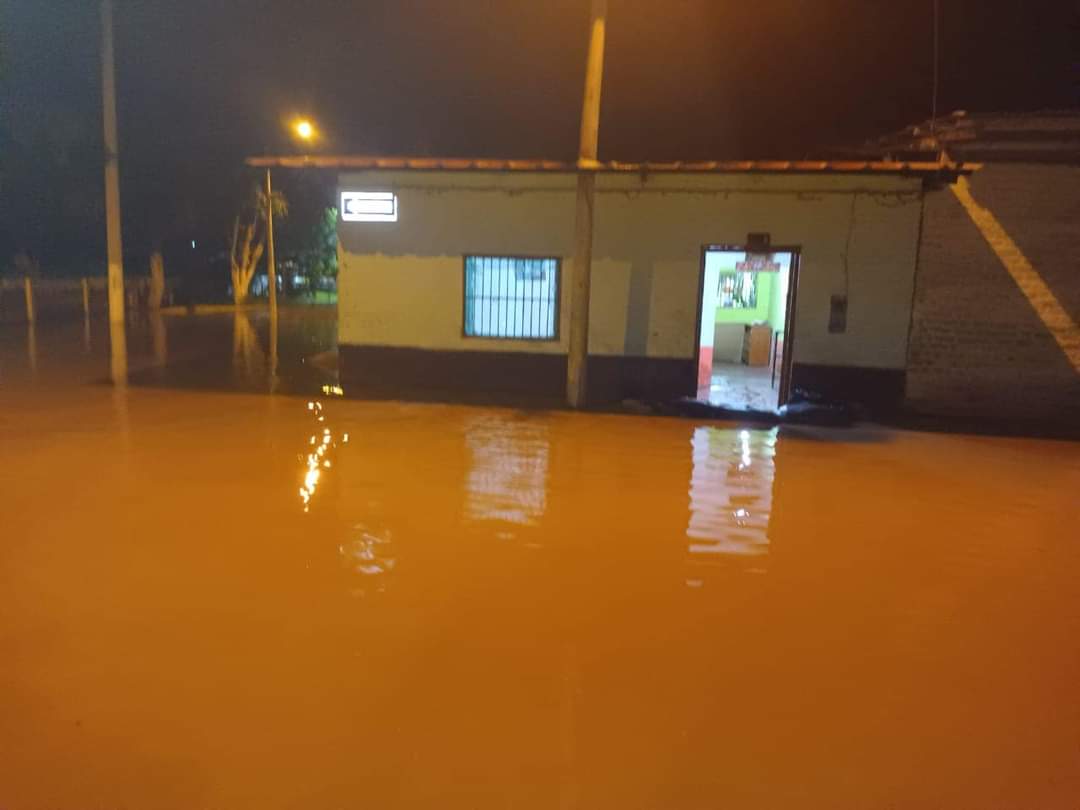 Río Piura se desborda en distrito de Tambogrande