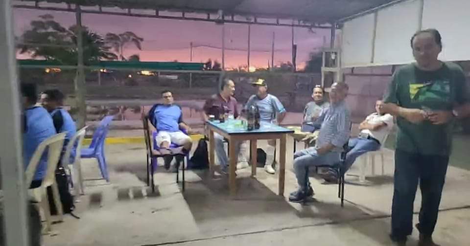 Piura: funcionarios del gobierno regional son captados tomando licor y agreden a periodista