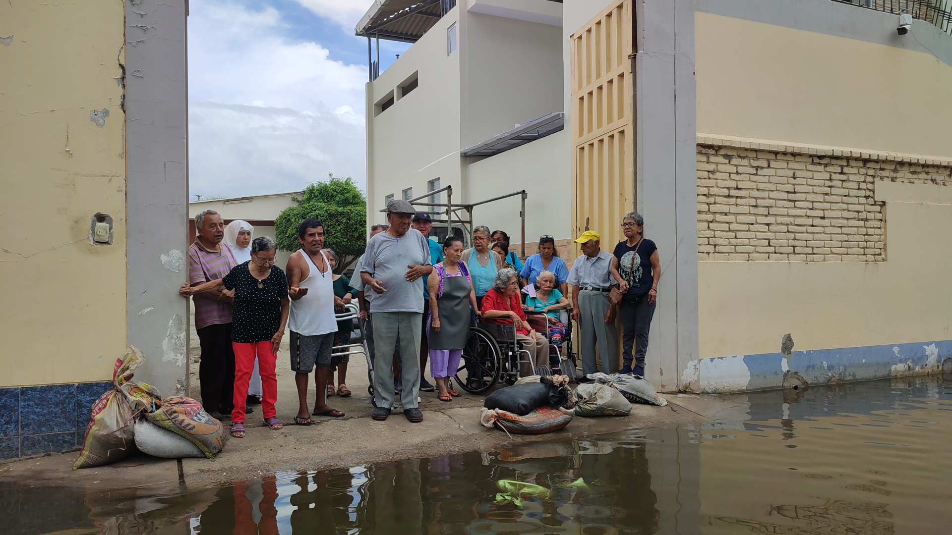 Piura: residentes del asilo de ancianos piden la evacuación de aguas pluviales
