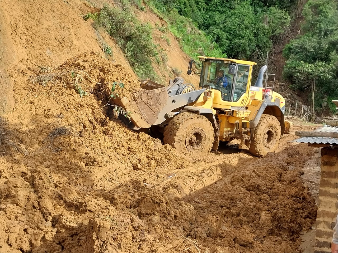 Piura: envían maquinaria en zonas aisladas de Morropón y Huancabamba