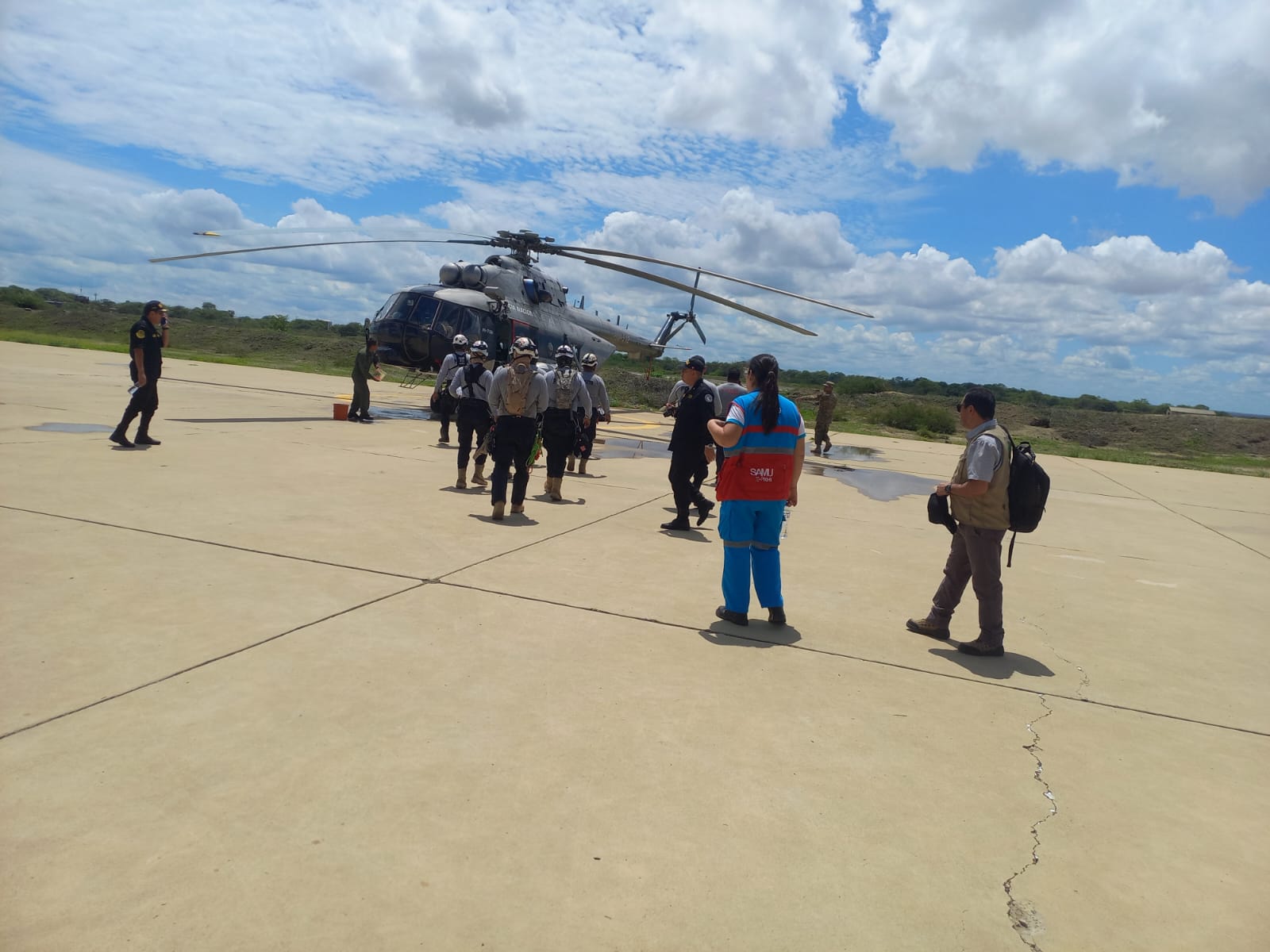 GORE Piura gestiona puente aéreo para trasladar personal de búsqueda y médico a Canchaque