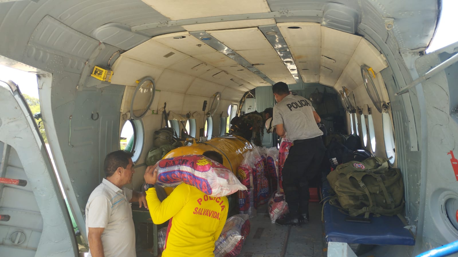 Piura: trasladan ayuda humanitaria al centro poblado La Pareja