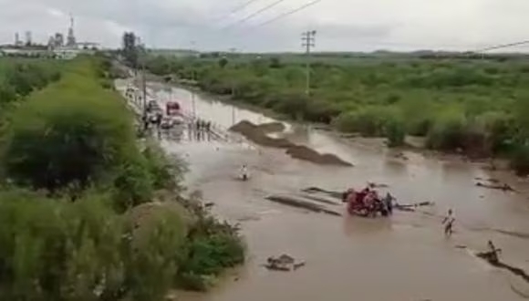 Sullana: Quebrada se activa por las lluvias y dificulta el pase de moradores