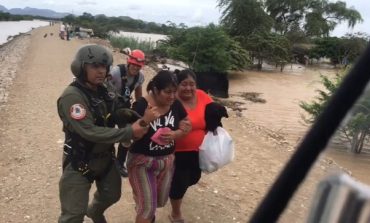 Policía realiza evacuación aérea de personas afectadas por intensas lluvias en el norte del país