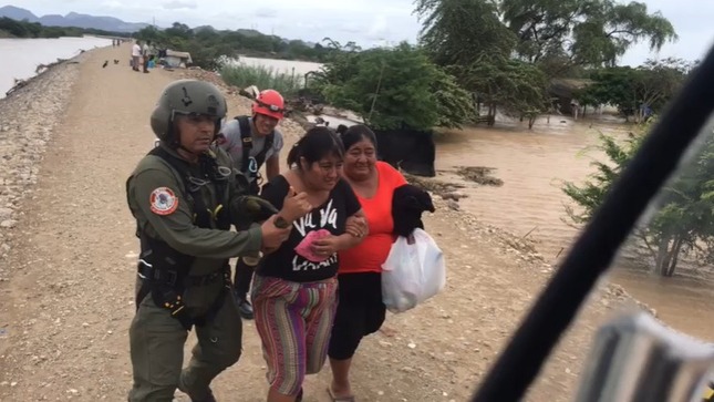 Policía realiza evacuación aérea de personas afectadas por intensas lluvias en el norte del país
