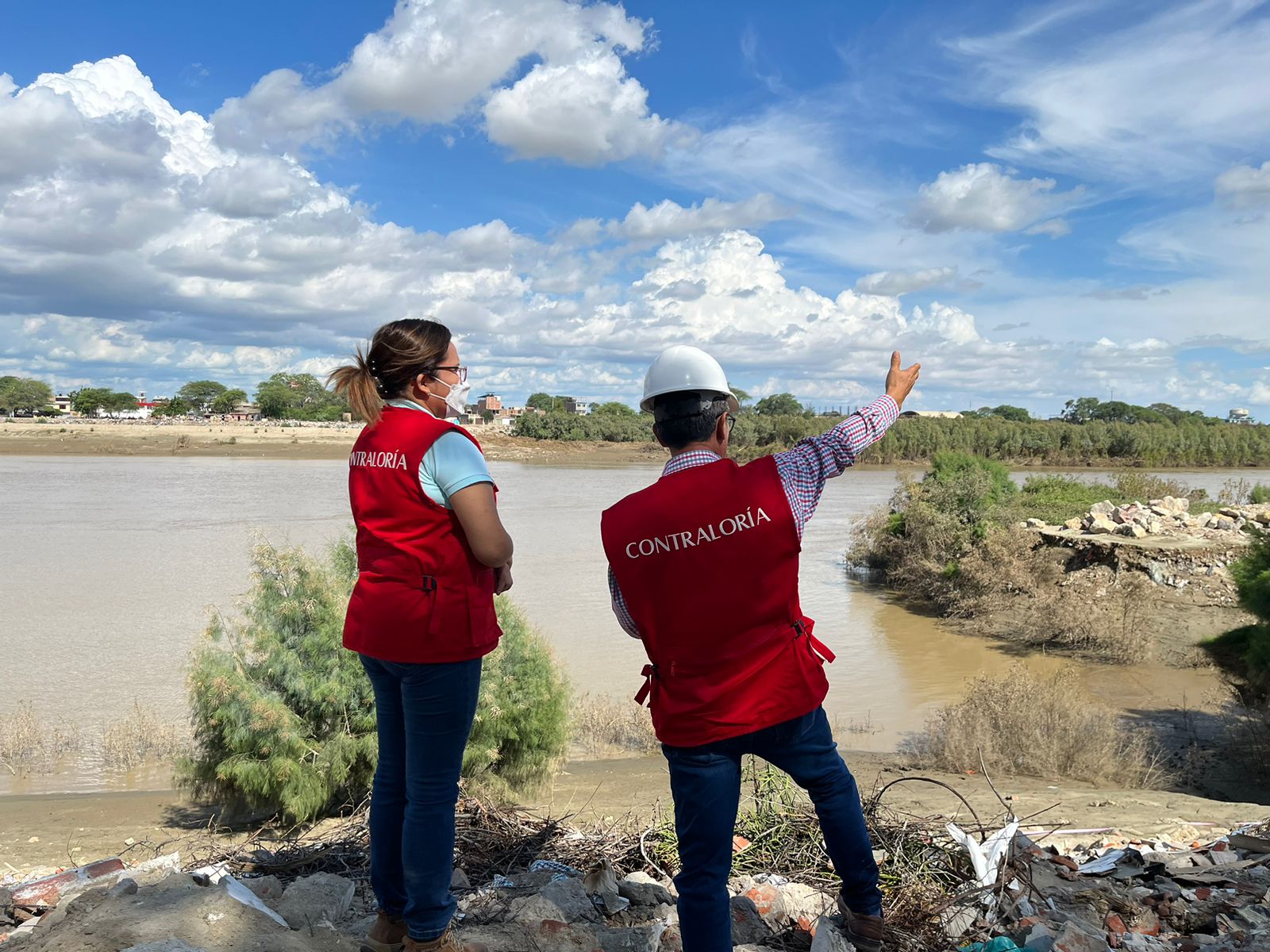 Acumulaciones de sedimentos aumentan el riesgo de desborde del río Piura