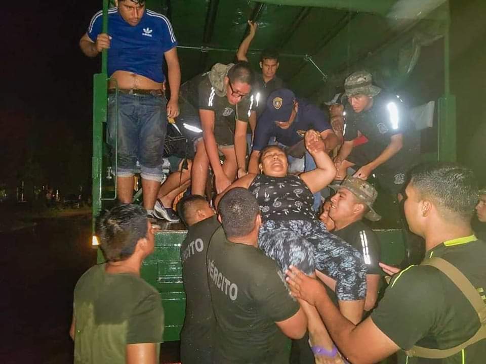Lluvias en Piura: Ejército rescata y evacúa a moradores aislados en el Km. 50