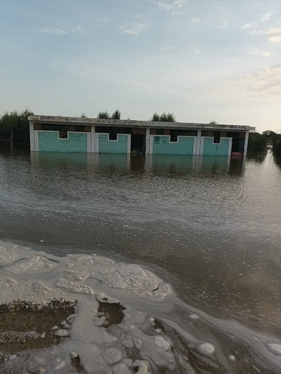 Piura: río se desborda por supuesta rotura de dique frente a Chutuque