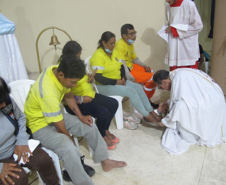 Jueves Santo: lavan pies a trabajadores de limpieza pública de la Municipalidad de Piura